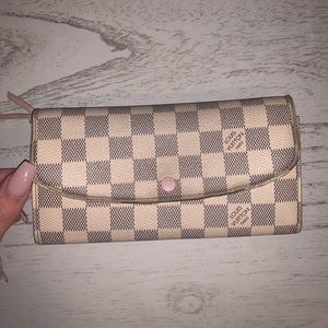 LOUIS VUITTON
Damier Azur Emilie Wallet